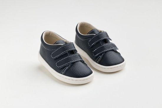 Παπουτσάκι σε μπλε δέρμα κλείσιμο με Velcro