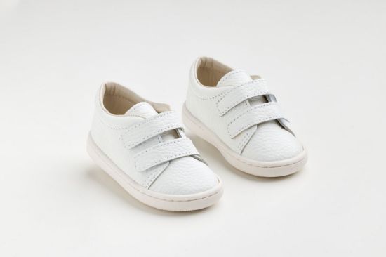 Παπουτσάκι σε λευκό δέρμα κλείσιμο με Velcro, για τα πρώτα βήματα του μωρού σας