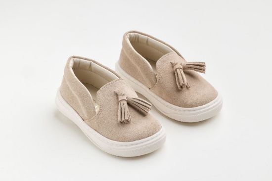 Εικόνα της A621E - Slip on παπούτσι περπατήματος σε μπεζ καστόρ δέρμα και διακόσμηση με χειροποίητη δερμάτινη φούντα