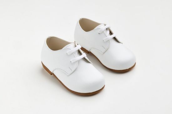 Παπουτσάκι περπατήματος σε λευκό λείο δέρμα