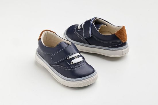 Παπουτσάκι περπατήματος σε μπλε λείο δέρμα, ταμπά καστόρ δέρμα και κλείσιμο με ελαστικό κορδόνι και Velcro