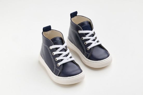 Μποτάκι περπατήματος σε μπλε λείο δέρμα και λεπτομέρεια από μπλε καστόρ δέρμα