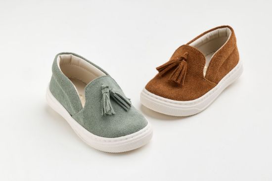 Εικόνα της A621B - Slip on παπούτσι περπατήματος σε μέντα καστόρ δέρμα και διακόσμηση με χειροποίητη δερμάτινη φούντα