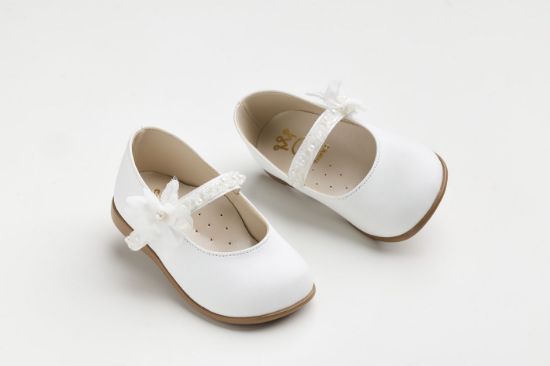 Μπαλαρίνα περπατήματος σε εκρού δέρμα με πέρλες και λουλούδι στην μπαρέτα