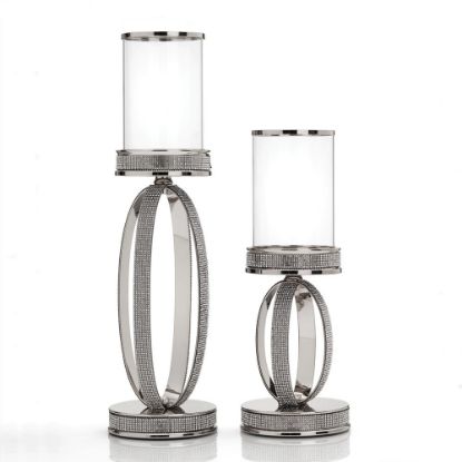 Σετ λαμπάδων γάμου με κρυστάλλινα κηροπήγια, ασημένιες λεπτομέρειες και λευκά αρωματικά κεριά.