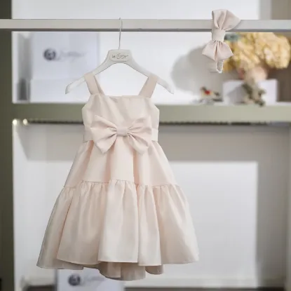 καλαίσθητο βαπτιστικό φόρεμα σε απαλή βανίλια απόχρωση