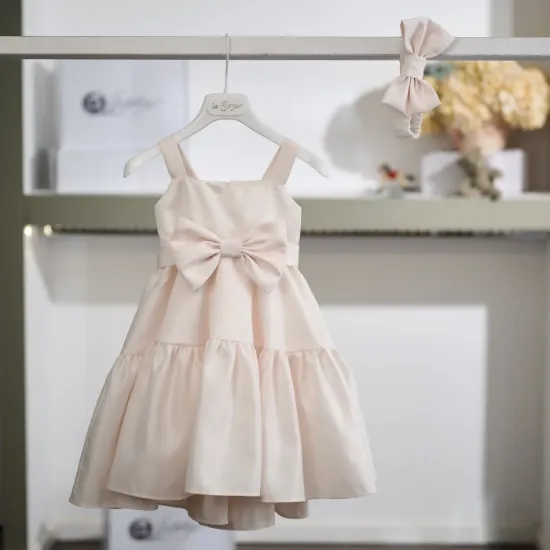 καλαίσθητο βαπτιστικό φόρεμα σε απαλή βανίλια απόχρωση