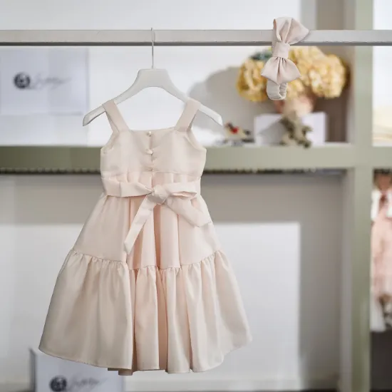 καλαίσθητο βαπτιστικό φόρεμα σε απαλή βανίλια απόχρωση