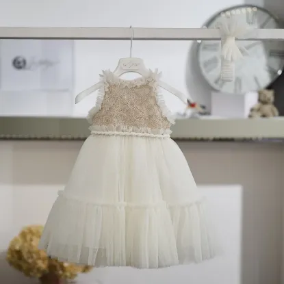 ξεχωριστό βαπτιστικό φόρεμα σε απαλή ιβουάρ απόχρωση.