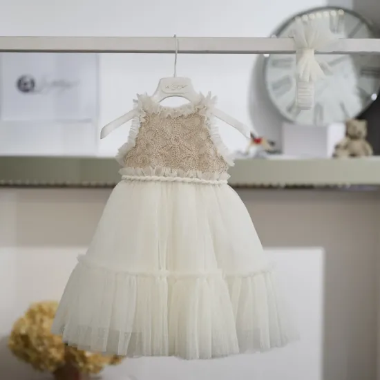 ξεχωριστό βαπτιστικό φόρεμα σε απαλή ιβουάρ απόχρωση.