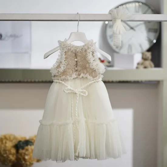 ξεχωριστό βαπτιστικό φόρεμα σε απαλή ιβουάρ απόχρωση.