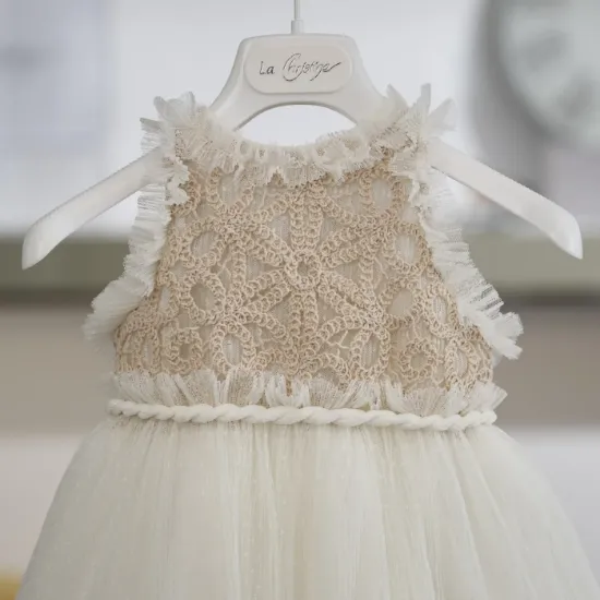 ξεχωριστό βαπτιστικό φόρεμα σε απαλή ιβουάρ απόχρωση.