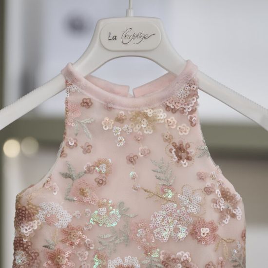 κοντό τοπ διακοσμημένο με εντυπωσιακά κεντημένα λουλούδια, παγιέτες και λαμπερές λεπτομέρειες